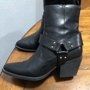 Women’s forever 21 pointed toe booties